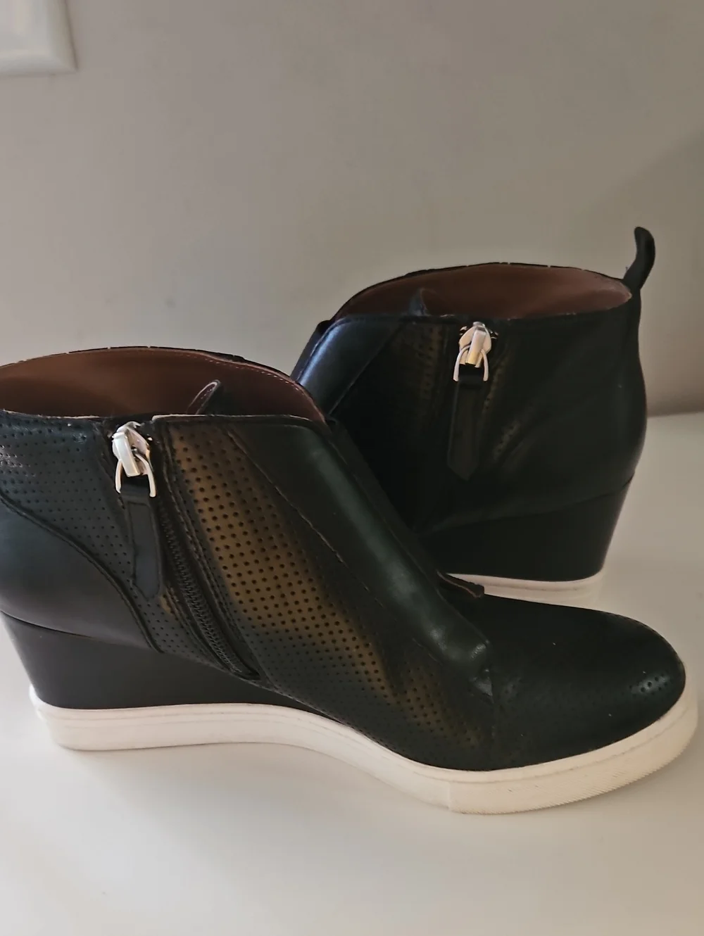 LINEA PAOLO FELICIA BLACK LEATHER BOOTIES SZ 6.5